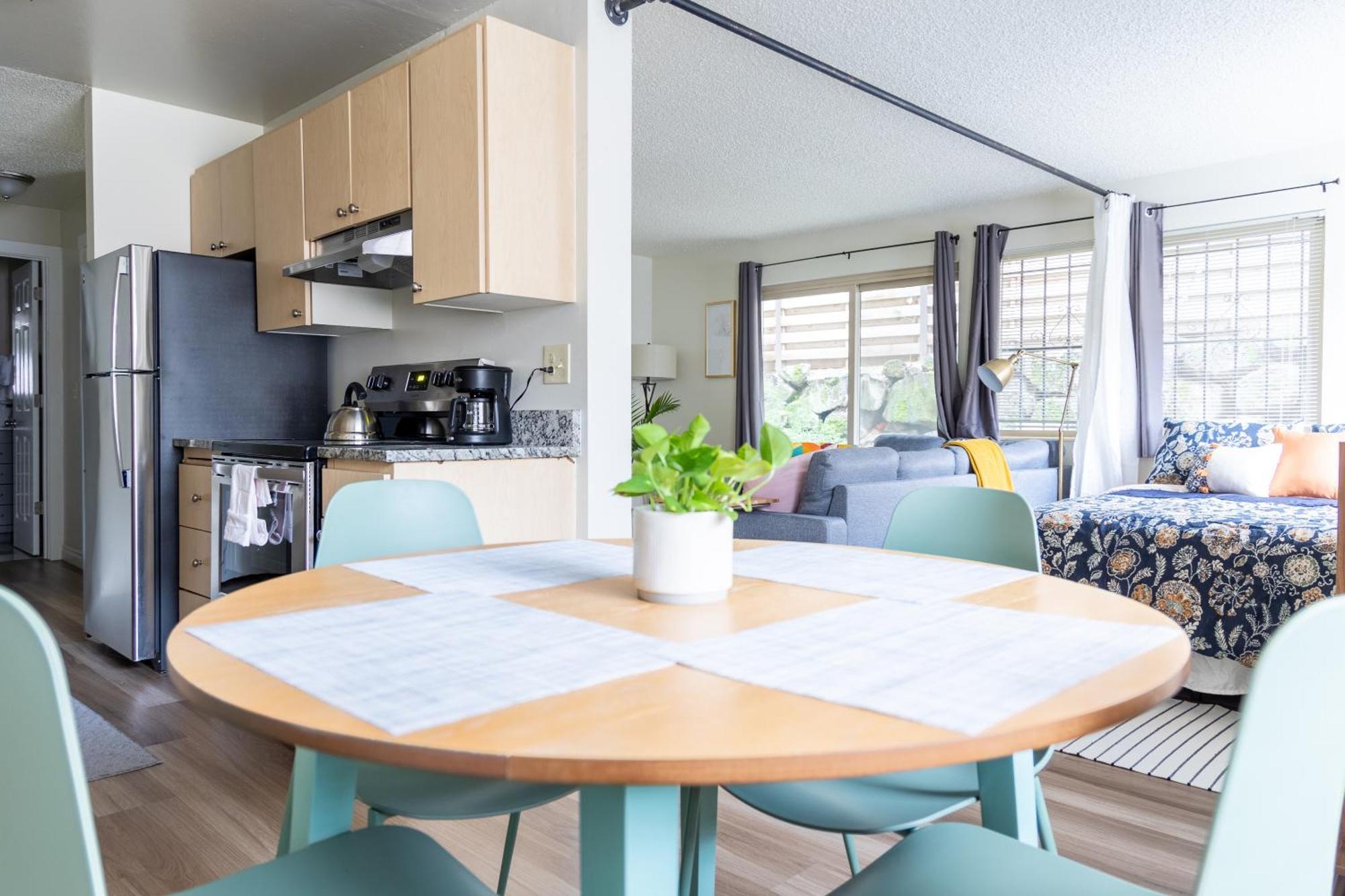 King Bed + Studio! Free Parking, Patio, Wfh Space! Seattle Exterior photo