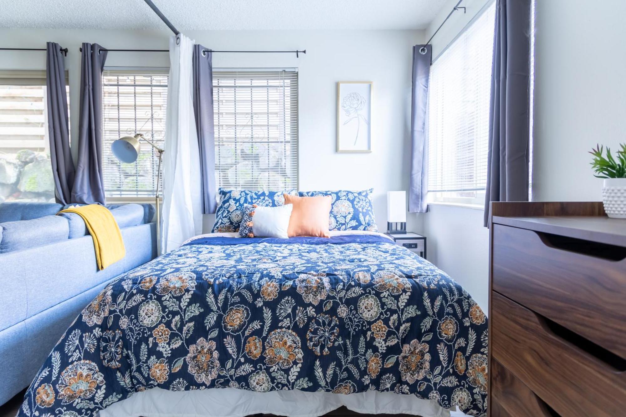 King Bed + Studio! Free Parking, Patio, Wfh Space! Seattle Exterior photo